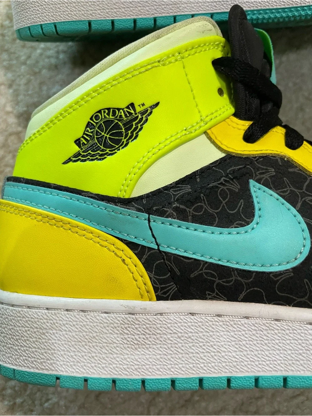 Nike Air Jordan 1 Mid SE GS 'Aurora Green' (Clover) - Kids 5.5Y or Womens 7.5/8